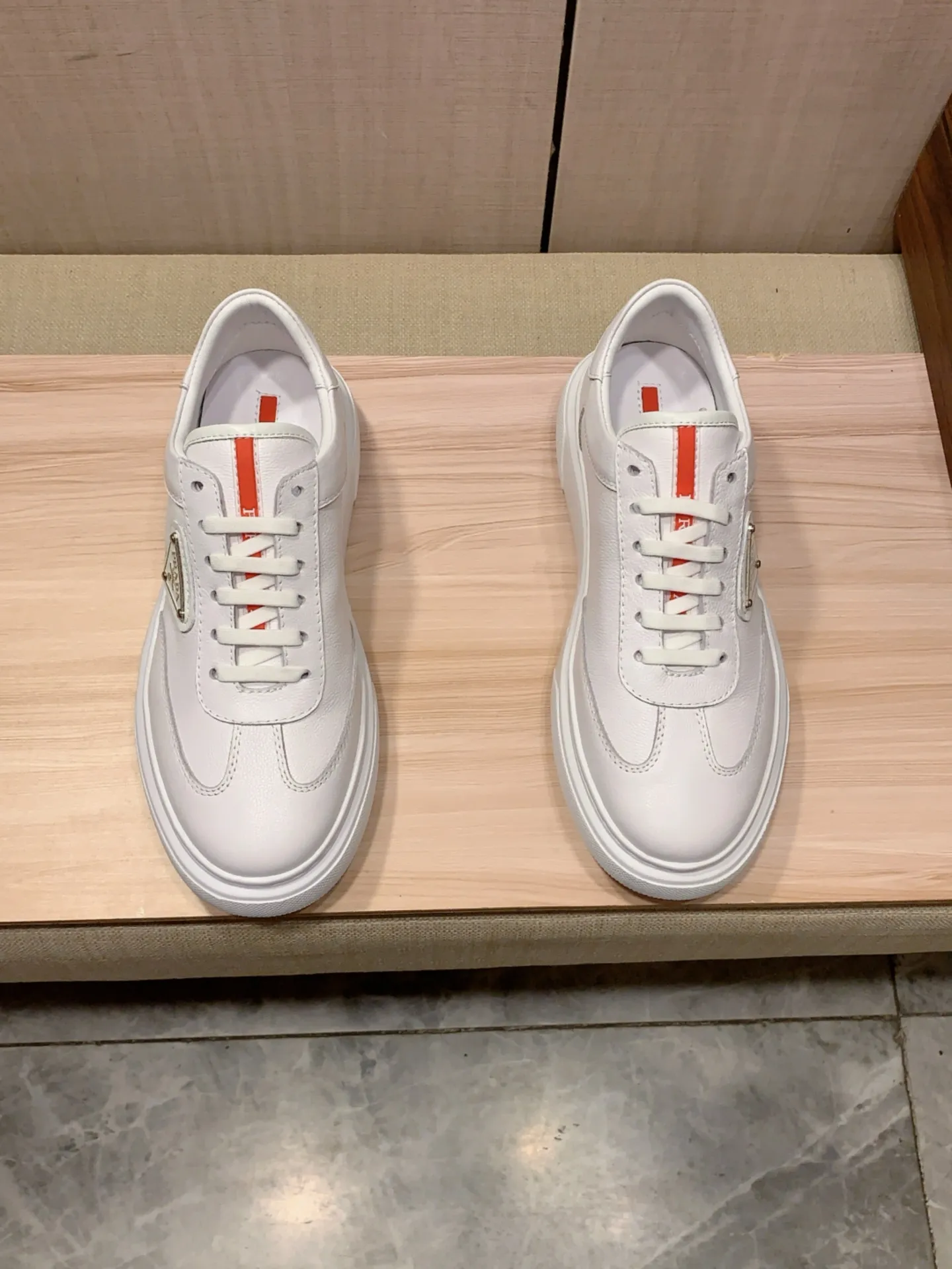 New model: Factory price: 460💰💰🎩🎩[Lightning][Lightning] "Prada Men's Shoes 💰pRADA*" The latest and most popular casual shoes, top brands [seduce] luxury~purchase, top~quality. [Strong] The upper is made of imported breathable and polished cowhide material ➕ Breathable sheepskin feet (•) with fine workmanship. The original stylish and stylish soft rubber wear-resistant and non-slip outsole is light and comfortable on the feet. The real thing looks better when photographed in person. 0186: code: 38-44, 4️⃣ colors selected